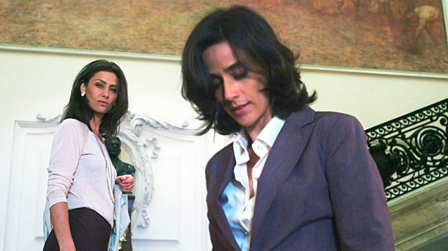 A primeira-dama Antonia (Maria Fernanda Cândido) desconfia ter sido traída após cruzar com Fernanda (Mariana Lima)