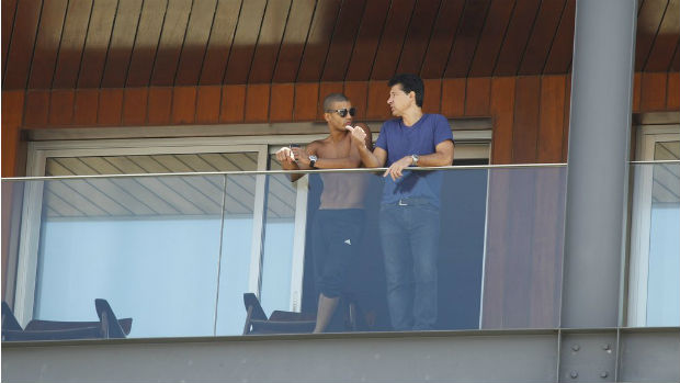 O namorado de Madonna, Brahim Zaibat, conversa com amigo na varanda do hotel Fasano, no Rio