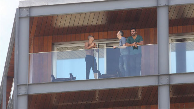 O namorado de Madonna, Brahim Zaibat, conversa com amigos, entre eles, o empresário da cantora, Guy Oseary, na varanda do hotel Fasano, no Rio