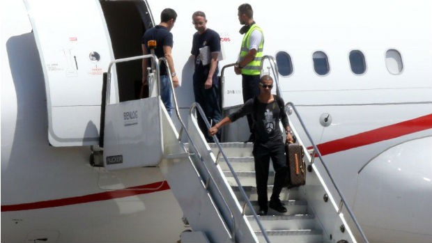 O namorado de Madonna, Brahim Zaibat, desembarca no Rio de Janeiro carregando uma mala