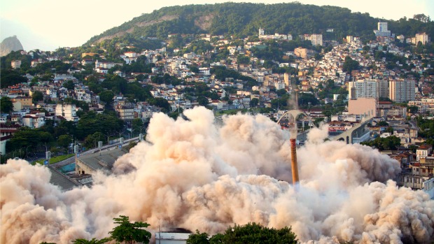 A nuvem de poeira e destroços, resultado da implosão do prédio da antiga fábrica da Brahma, no Sambódromo do Rio