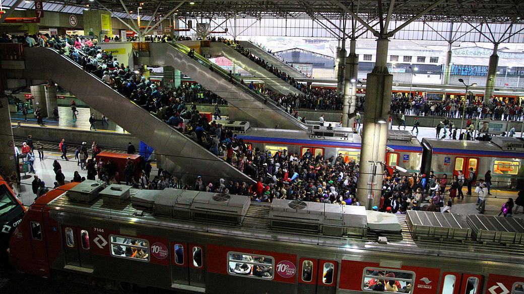 Movimentação intensa de passageiros na Estação Brás da CPTM, na manhã desta sexta-feira