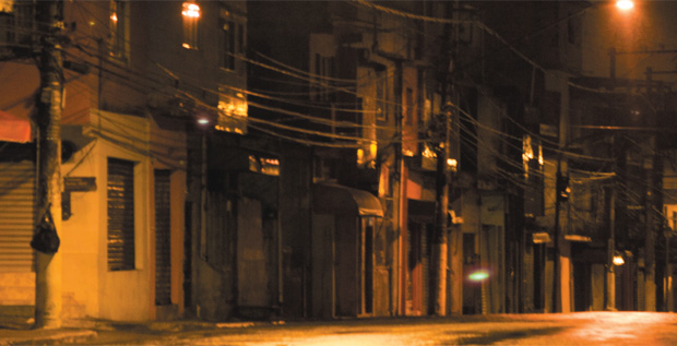 Efeitos da violência - Na Vila Brasilândia, Zona Norte de São Paulo, a violência mudou a rotina da população, que evita sair à noite com medo do fogo cruzado entre a polícia e os bandido