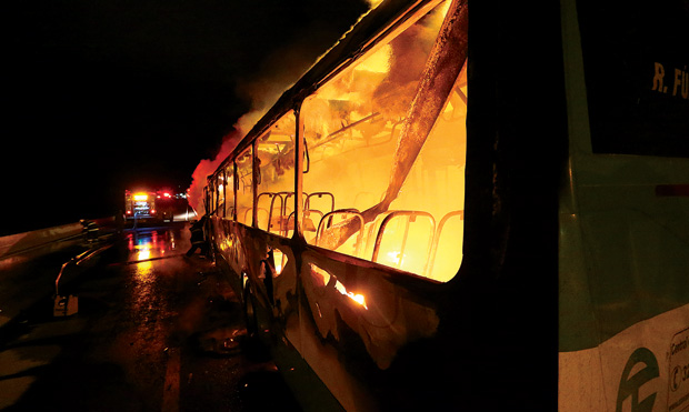 Ônibus incendiado em Florianópolis, onde bandidos descontentes com a rigidez do sistema carcerário comandavam os ataques de dentro da cadeia