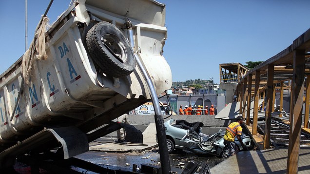 Veículos destruídos após a queda de uma ponte que desabou após ser derrubada por um caminhão, na Linha Amarela, no Rio de Janeiro