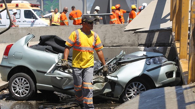 Veículo destruído após a queda de uma ponte que desabou após ser derrubada por um caminhão, na Linha Amarela, no Rio de Janeiro