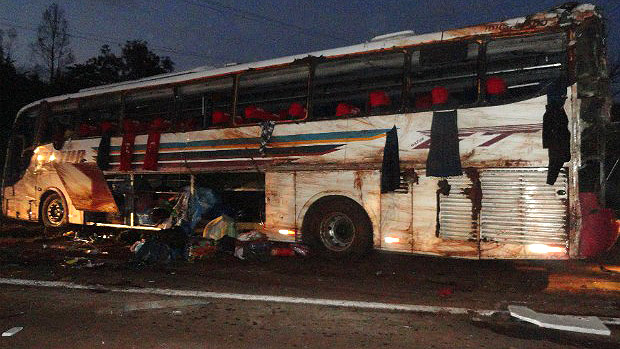 Acidente com ônibus deixa oito mortos e trinta feridos em Bandeirantes, no Paraná