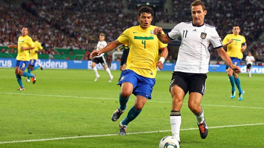 Thiago Silva e Klose no amistoso entre Brasil e Alemanha em 2011