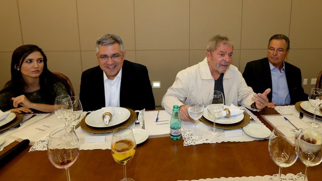 Thássia Alves (esposa de Alexandre Padilha), o ex-ministro Alexandre Padilha, ex-presidente Luiz Inácio Lula da Silva e o empresário Maurílio Biagio, participam de jantar com lideranças locais, em Ribeirão Preto Thássia Alves (esposa de Alexandre Padilha), o ex-ministro Alexandre Padilha, ex-presidente Luiz Inácio Lula da Silva e o empresário Maurílio Biagio, participam de jantar com lideranças locais, em Ribeirão Preto