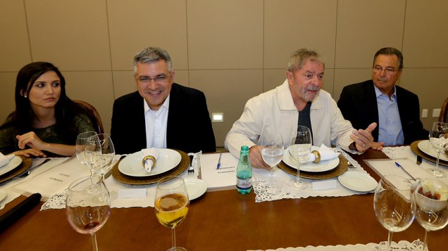 Thássia Alves (esposa de Alexandre Padilha), o ex-ministro Alexandre Padilha, ex-presidente Luiz Inácio Lula da Silva e o empresário Maurílio Biagio, participam de jantar com lideranças locais, em Ribeirão Preto