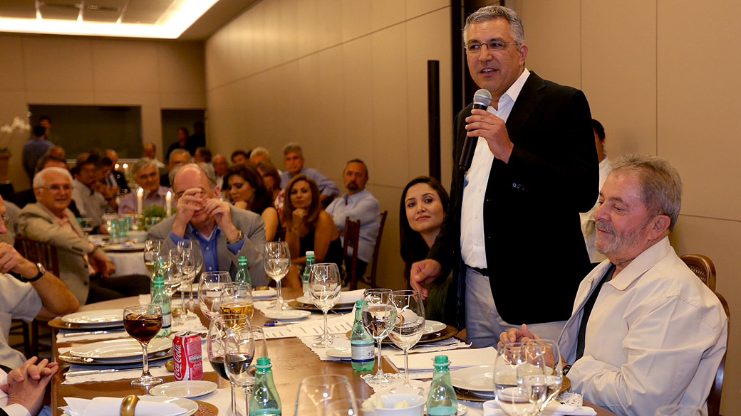O ex-ministro Alexandre Padilha e o ex-presidente Lula em jantar da caravana com empresários em Ribeirão Preto (SP)