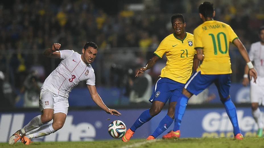 Jogador da Sérvia afasta a bola no amistoso contra o Brasil, em São Paulo