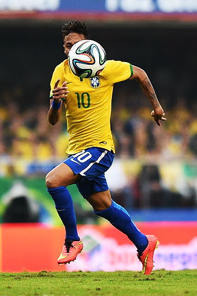 Neymar corre para alcançar a bola durante o amistoso contra a Sérvia, em São Paulo