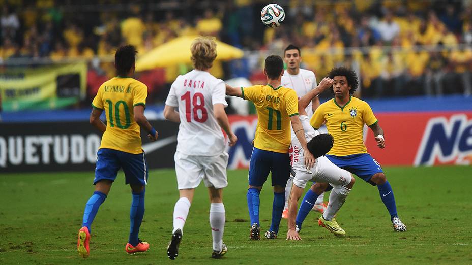 Lance no amistoso entre Brasil e Sérvia, no estádio do Morumbi em São Paulo