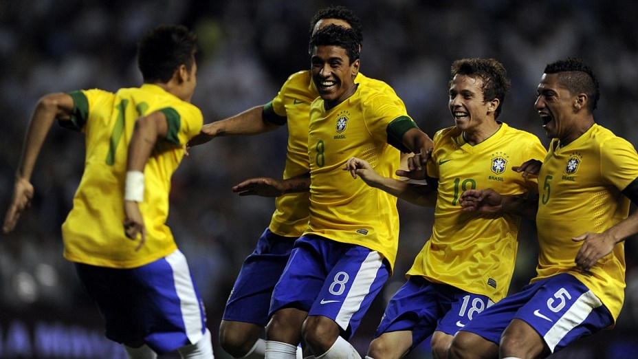 Após a definição nos pênaltis, brasileiros comemoram o título do Superclássico