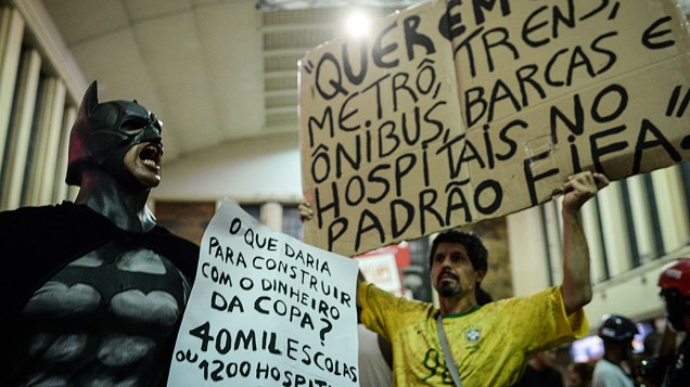 Manifestantes protestam contra realização da Copa do Mundo e exigem a melhoria nos serviços públicos, saúde, e educação, na Central do Brasil, no Rio