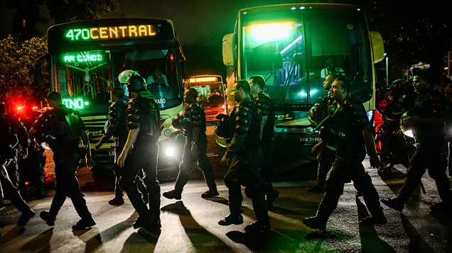 Policiais do Bope acompanham manifestação contra realização da Copa do Mundo e para exigir melhoria nos serviços públicos, saúde, e educação, no Rio de Janeiro