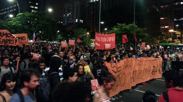 Multidão ocupa a Avenida Brigadeiro Faria Lima, em São Paulo, em protesto contra a Copa do Mundo na quinta-feira (13)