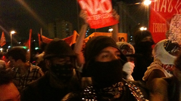 Black blocs formam a linha de frente da marcha contra a Copa do Mundo no Largo da Batata, em São Paulo, na quinta-feira (13)