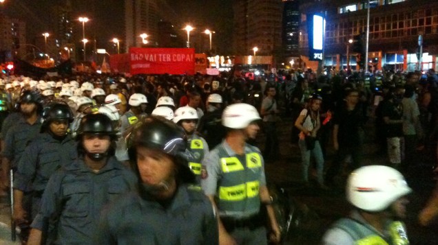 Policiais militares sem identificação, caminham durante protesto contra a Copa do Mundo Avenida Faria Lima, em São Paulo, na quinta-feira (13)