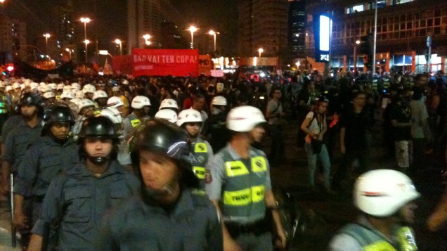 Policiais militares sem identificação, caminham durante protesto contra a Copa do Mundo Avenida Faria Lima, em São Paulo, na quinta-feira (13) Policiais militares sem identificação, caminham durante protesto contra a Copa do Mundo Avenida Faria Lima, em São Paulo, na quinta-feira (13)