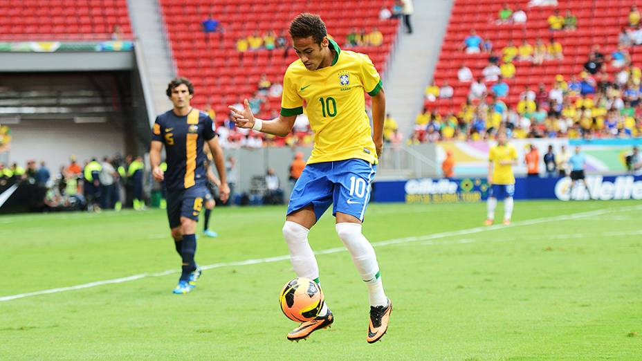 Neymar domina a bola durante amistoso entre Brasil e Austrália no estádio Mané Garrincha em Brasília