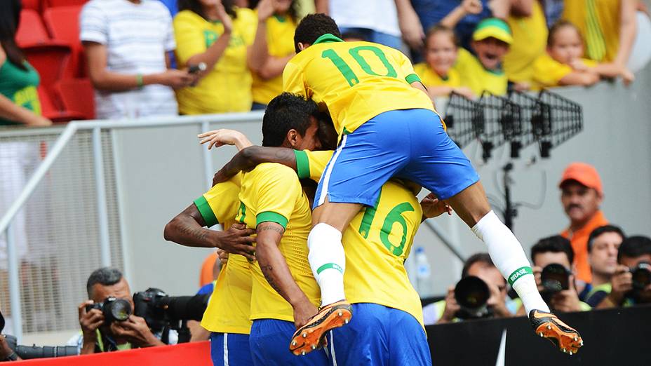 Jogadores da seleção brasileira comemoram gol em amistoso contra a Austrália, em Brasília