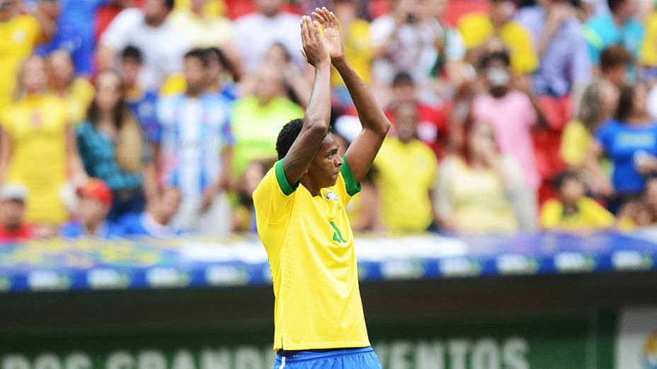 Jô comemora gol durante amistoso entre Brasil e Austrália no estádio Mané Garrincha em Brasília