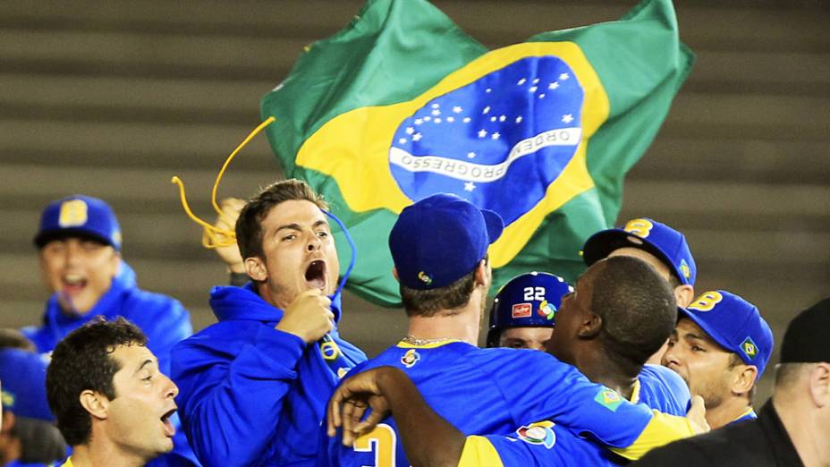 Jogadores brasileiros comemoram classificação para o Mundial de Beisebol após vencer o Panamá