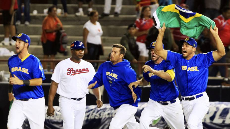 Jogadores brasileiros comemoram classificação para o Mundial de Beisebol após vencer o Panamá