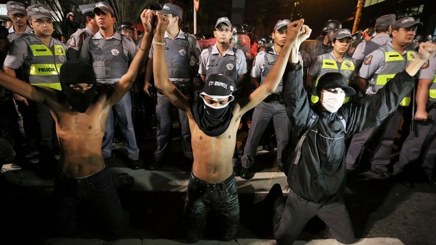 Manifestante do grupo chamado Black Bloc durante ato em apoio aos protestos no Rio de Janeiro, e também contra a PM e o governador Geraldo Alckmin na aveninda Paulista (01/08/2013)