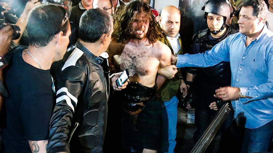 Lusvarghi é detido durante ato contra a Copa do Mundo na Avenida Paulista, em São Paulo