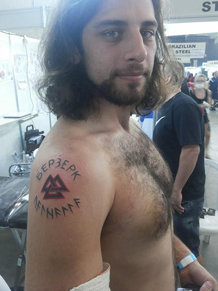 Lusvarghi e sua tatuagem