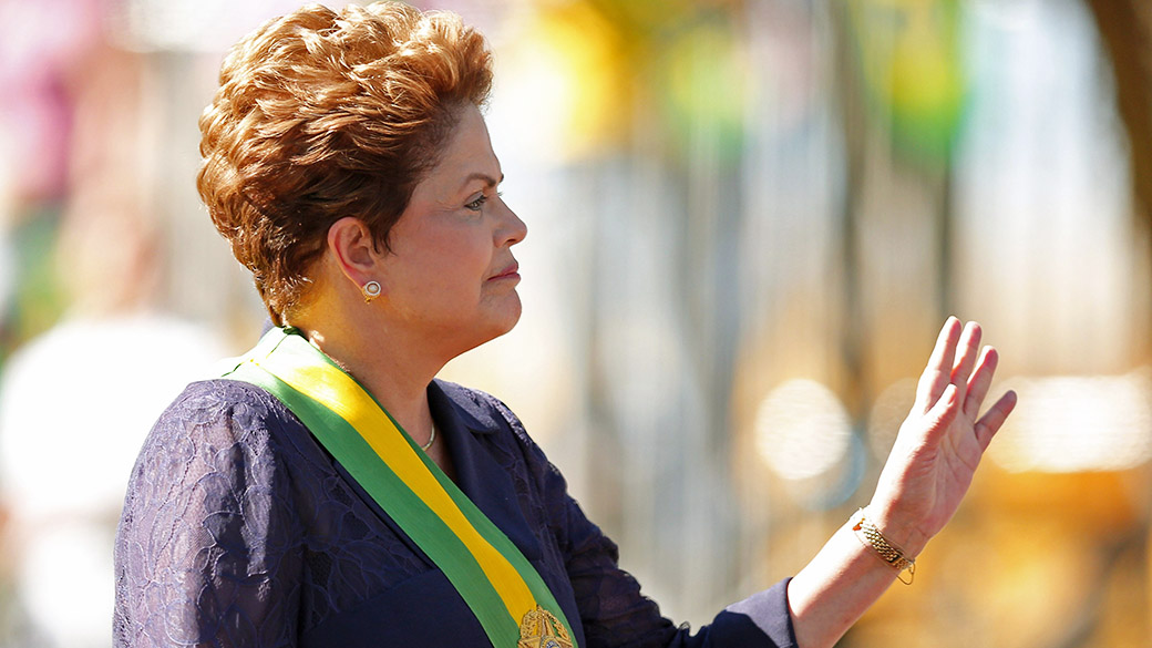 A presidente Dilma Rousseff acena para o público durante o desfile de 7 de setembro que comemora a Indpendência do Brasil, em Brasília