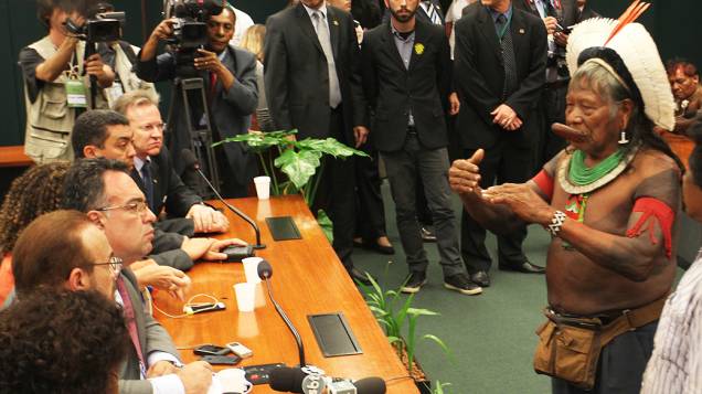 Índios durante reunião com o presidente em exercício da Câmara dos Deputados, André Vargas<br> 