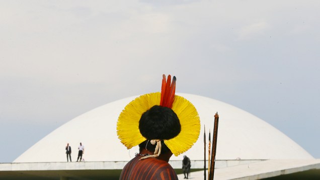 Os índios que estavam em um acampamento na Esplanada dos Ministérios bloquearam o Eixo Monumental em Brasília