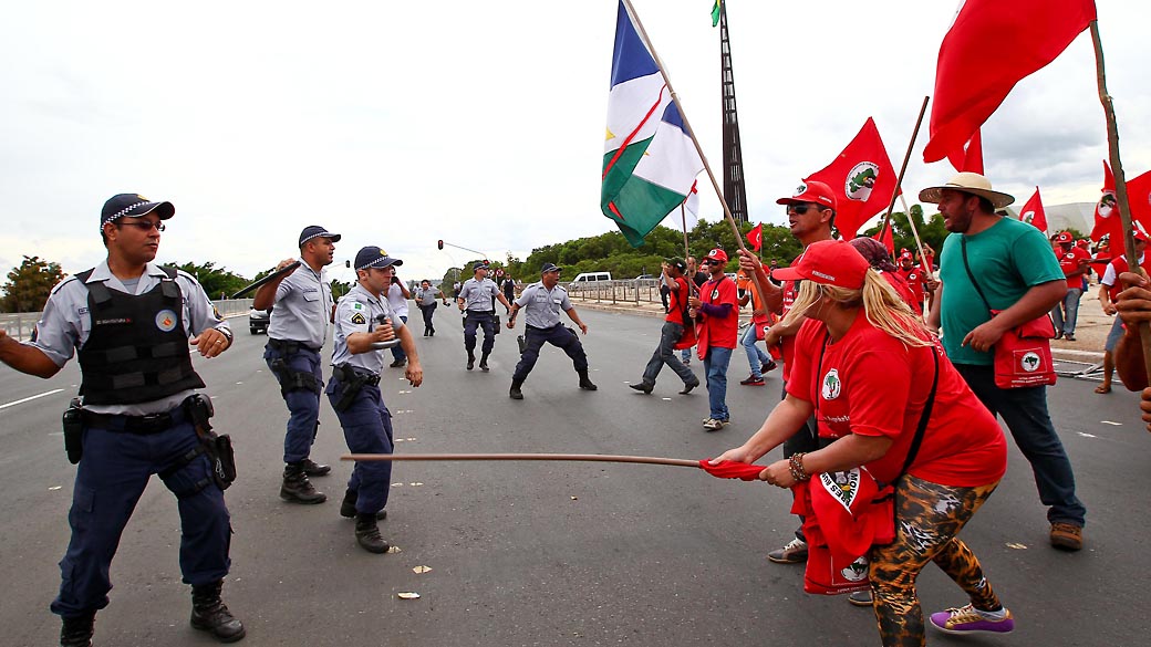 Manifestantes do MST entram em confronto com policiais militares em frente ao Palácio do Planalto, em Brasília