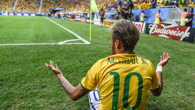 Neymar reclama após ser empurrado pelo jogador camaronês em lance fora do jogo, em Brasília