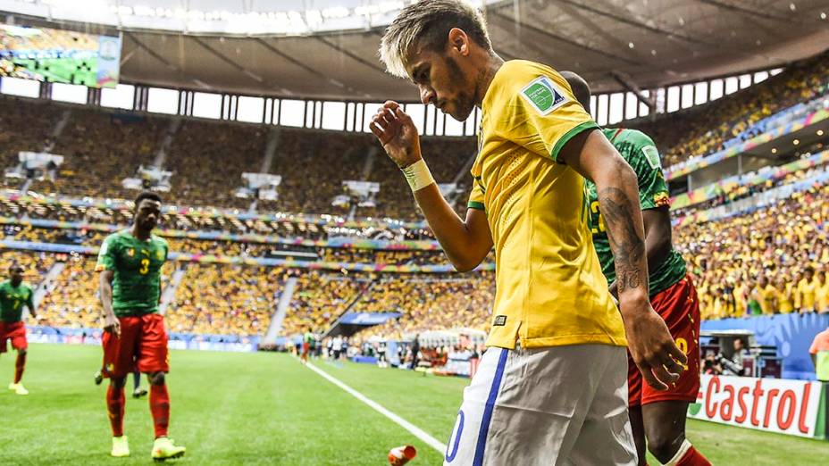 Neymar reclama após ser empurrado pelo jogador camaronês em lance fora do jogo, em Brasília