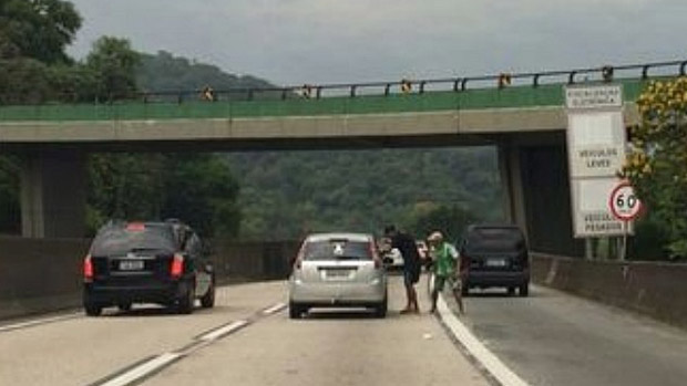 Motorista flagra dois homens assaltando um carro na Rodovia dos Imigrantes nesta sexta-feira (28)