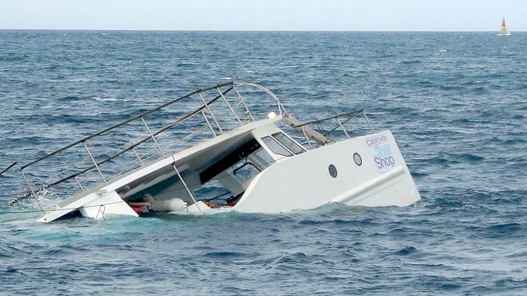 Catamarã com 35 turistas naufraga em Búzios, no Rio