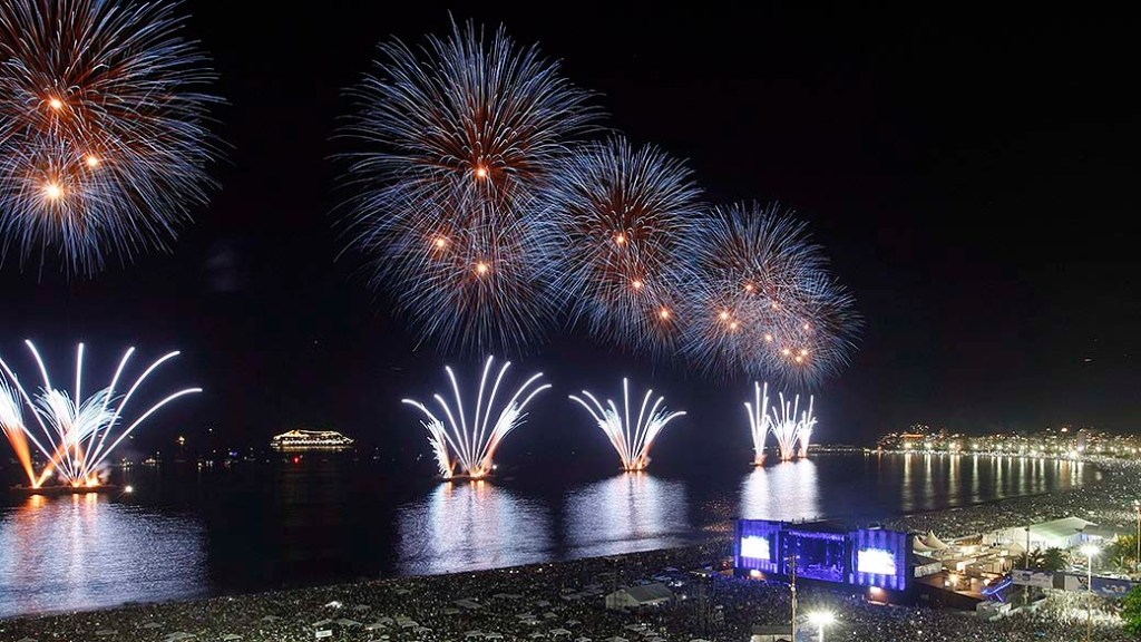 Comemoração do réveillon de 2014 na praia de Copacabana