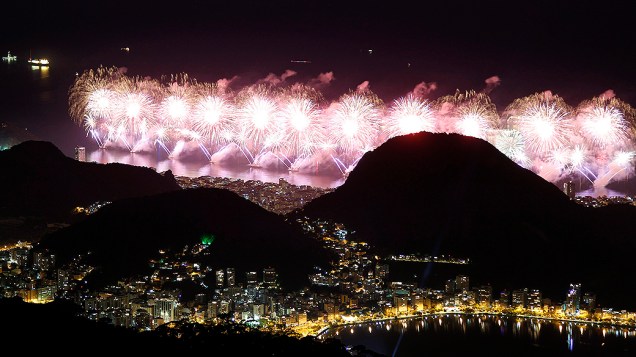 A queima de fogos de Copacabana vista do alto do Sumaré, no Rio de Janeiro