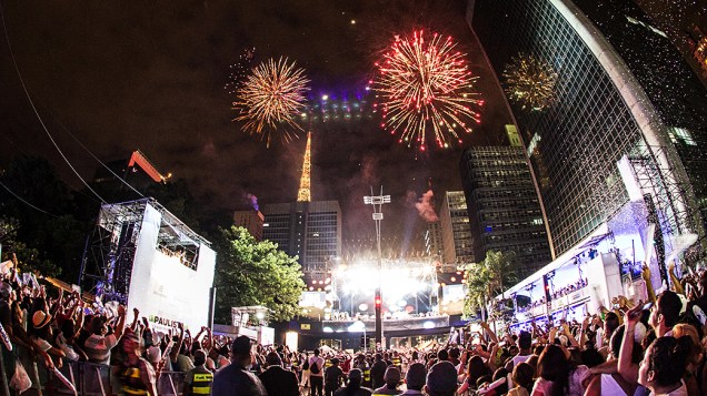 Queima de fogos ilumina o céu da Avenida Paulista, na região central de São Paulo, durante a festa de Réveillon que celebra a chegada de 2014