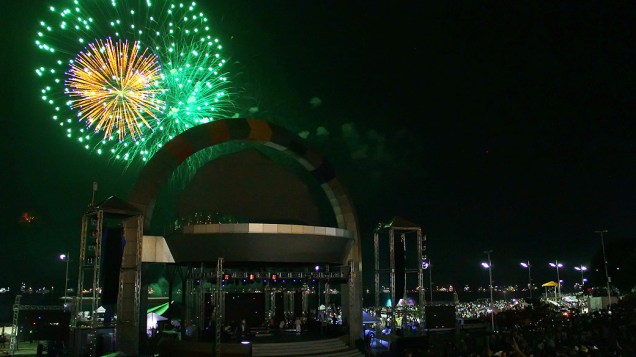 Queima de fogos de artifícios da Festa de Réveillon 2014 de Manaus, na Praia da Ponta Negra