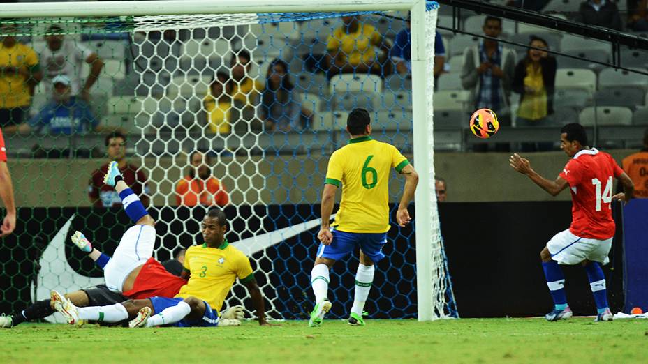 O Brasil empatou por 2 a 2 com o Chile na noite desta quarta-feira (24), no Mineirão, em Belo Horizonte