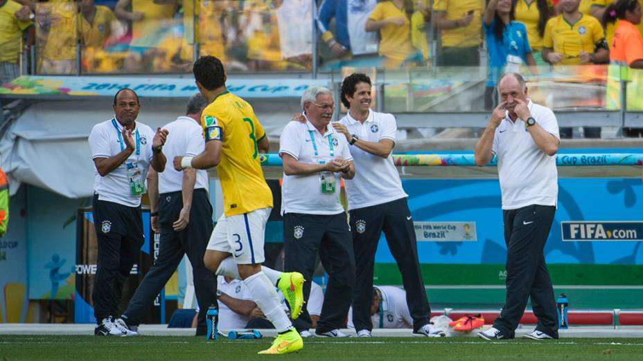 Luiz Felipe Scolari gesticula para Thiago Silva no jogo contra o Chile no Mineirão, em Belo Horizonte
