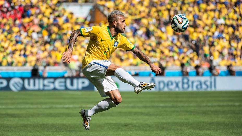 Daniel Alves durante o jogo contra o Chile no Mineirão, em Belo Horizonte