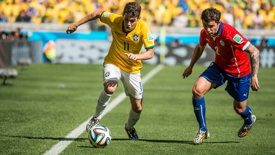 Oscar conduz a bola no jogo contra o Chile no Mineirão, em Belo Horizonte