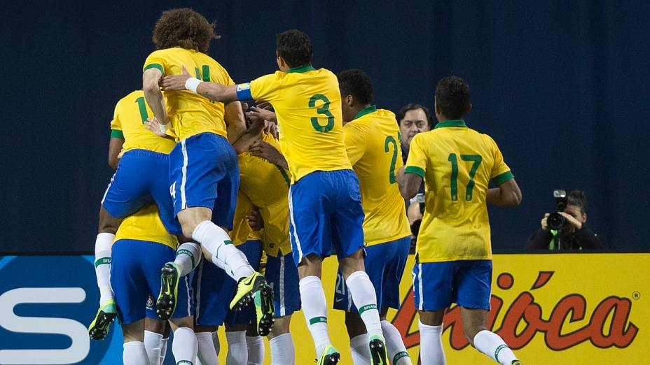 Brasileiros comemoram gol marcado por Hulk contra o Chile